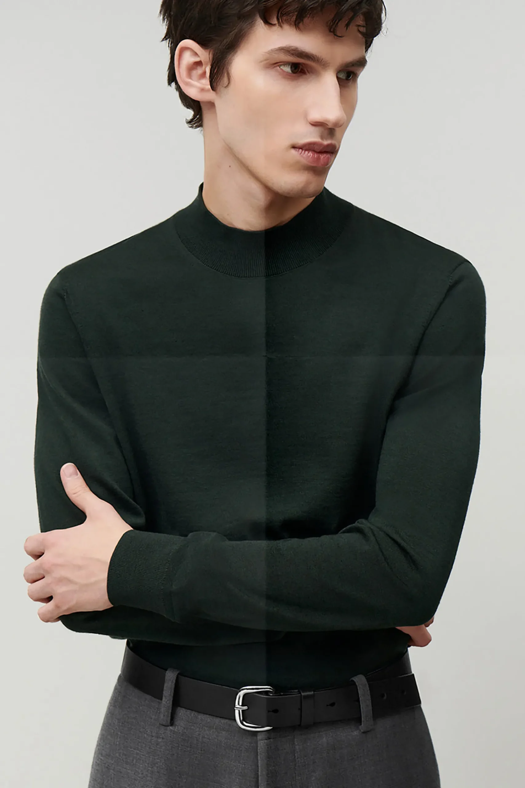 Outlet COS SWETER Z WEŁNY MERINO ZE STÓJKĄ – SLIM FIT Ciemnozielony