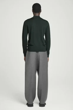Outlet COS SWETER Z WEŁNY MERINO ZE STÓJKĄ – SLIM FIT Ciemnozielony