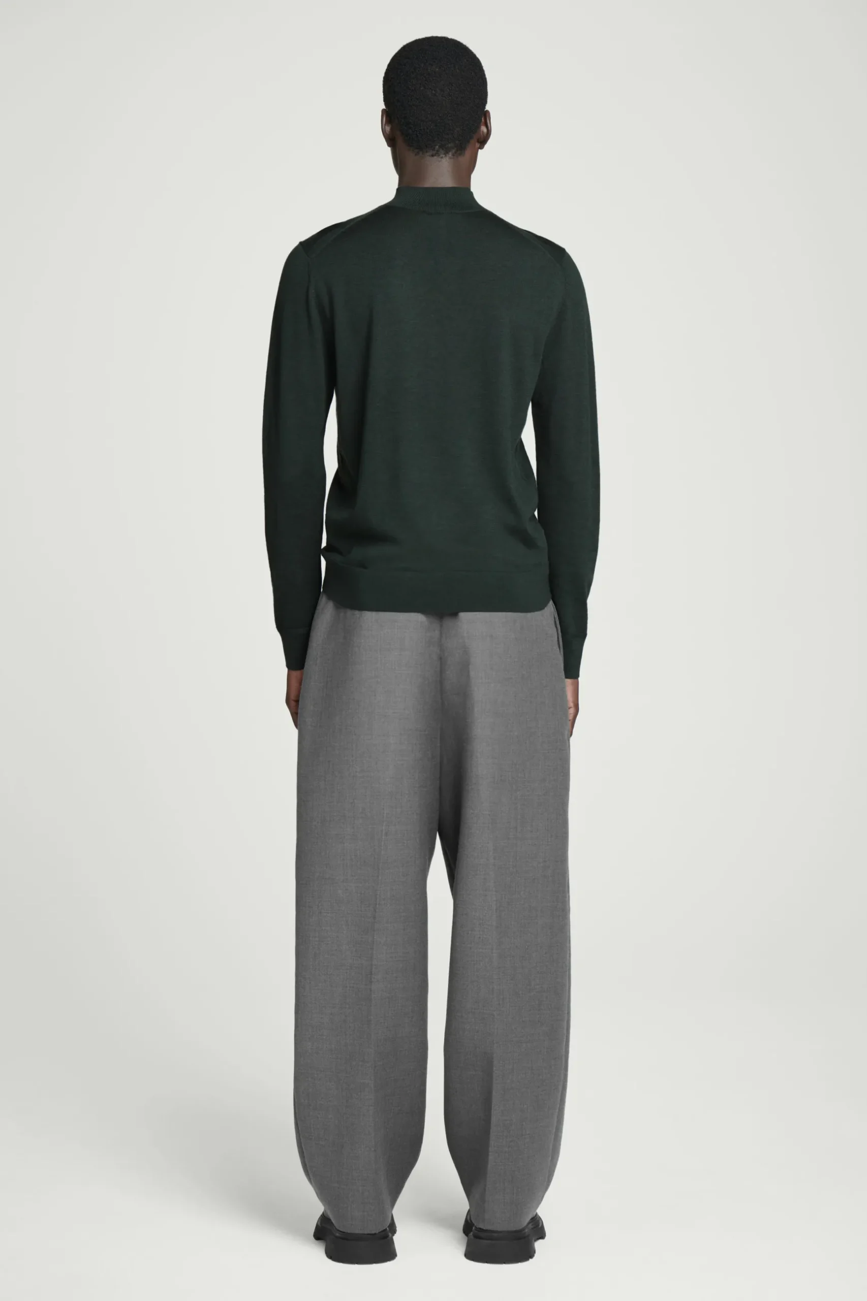 Outlet COS SWETER Z WEŁNY MERINO ZE STÓJKĄ – SLIM FIT Ciemnozielony