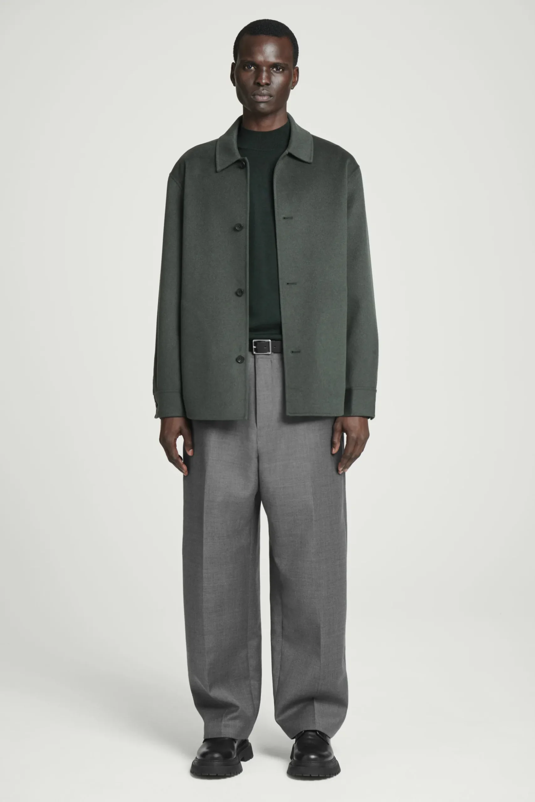 Outlet COS SWETER Z WEŁNY MERINO ZE STÓJKĄ – SLIM FIT Ciemnozielony