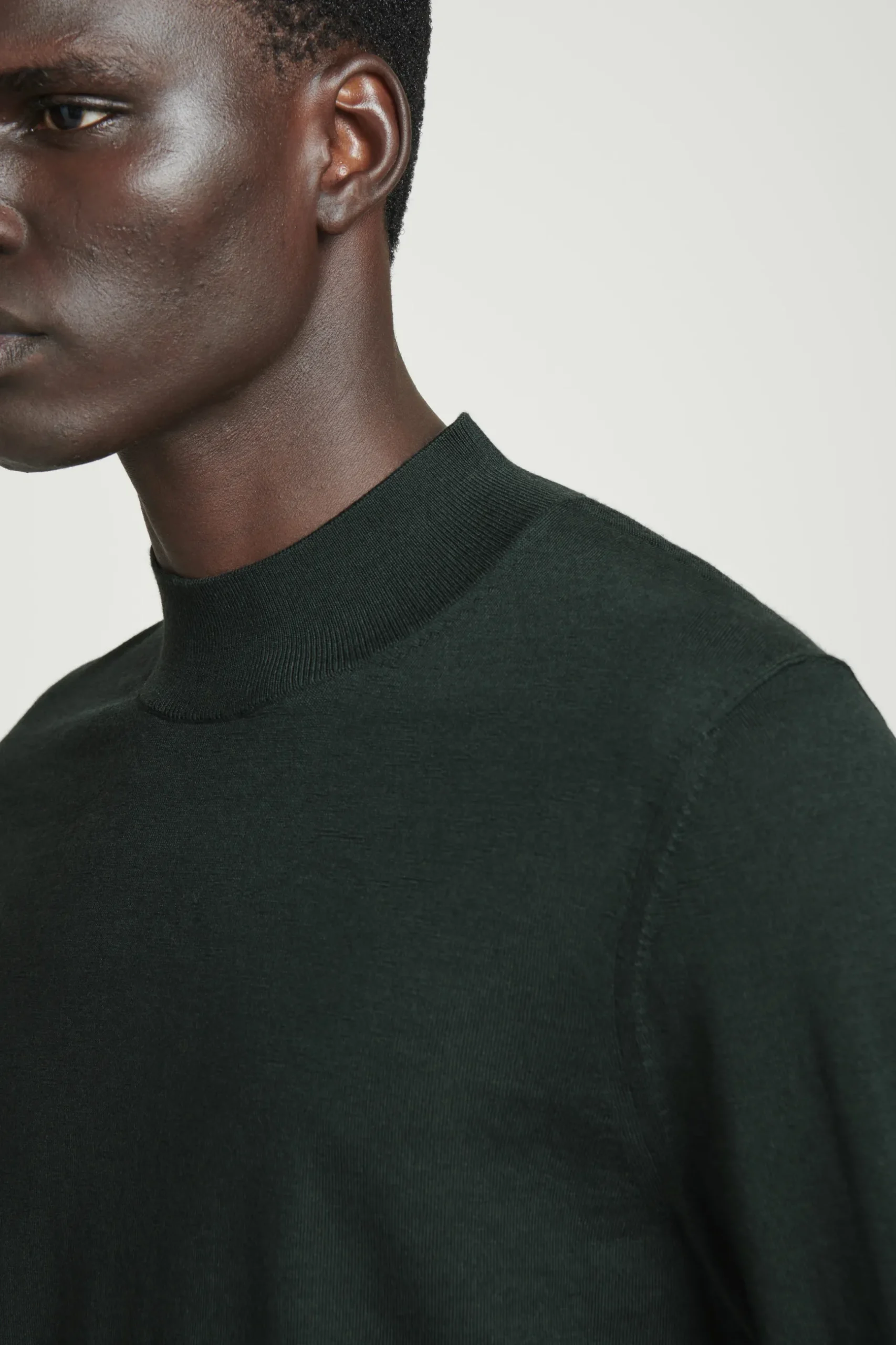 Outlet COS SWETER Z WEŁNY MERINO ZE STÓJKĄ – SLIM FIT Ciemnozielony