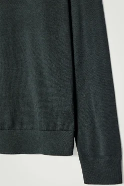 Outlet COS SWETER Z WEŁNY MERINO ZE STÓJKĄ – SLIM FIT Ciemnozielony