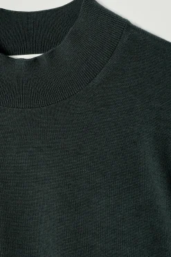 Outlet COS SWETER Z WEŁNY MERINO ZE STÓJKĄ – SLIM FIT Ciemnozielony