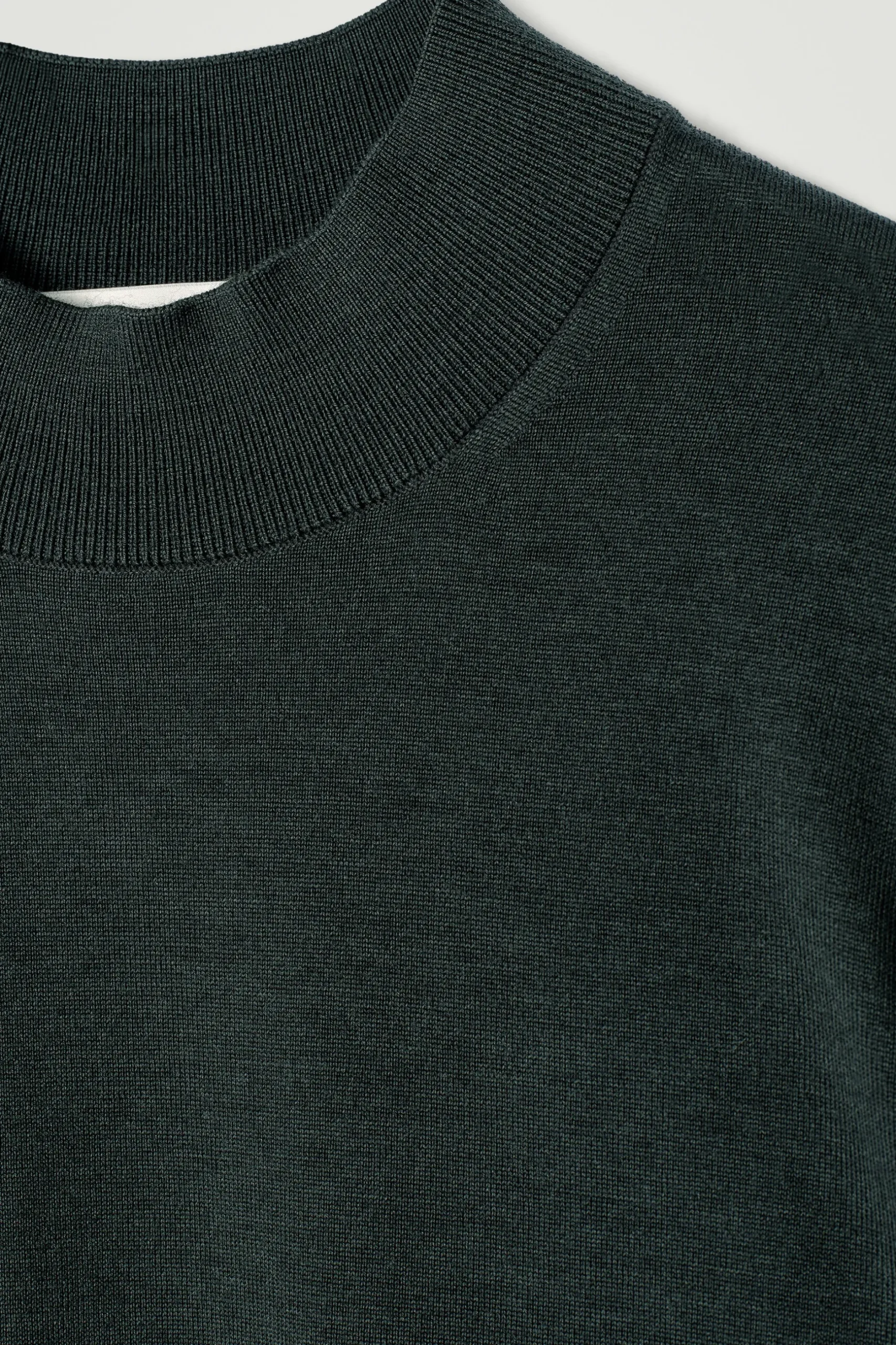 Outlet COS SWETER Z WEŁNY MERINO ZE STÓJKĄ – SLIM FIT Ciemnozielony