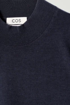 Clearance COS SWETER Z WEŁNY MERINO ZE STÓJKĄ – SLIM FIT Granatowy