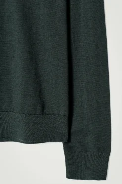 Outlet COS SWETER Z WEŁNY MERINO ZE STÓJKĄ – SLIM FIT Ciemnozielony