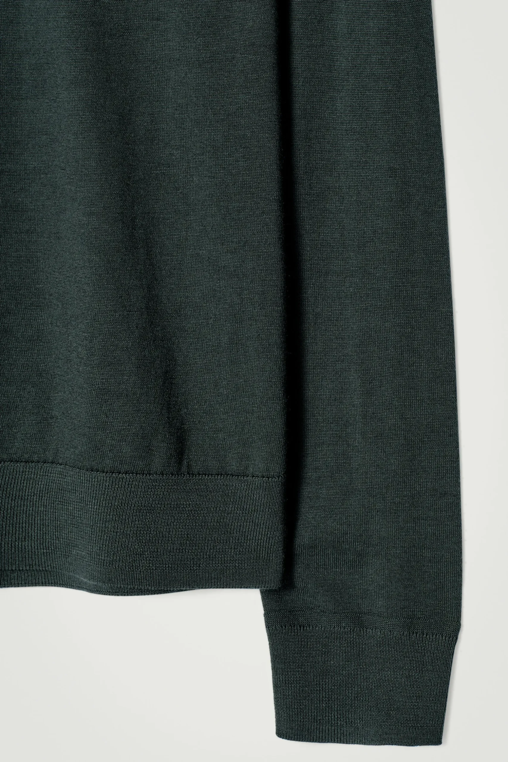 Outlet COS SWETER Z WEŁNY MERINO ZE STÓJKĄ – SLIM FIT Ciemnozielony