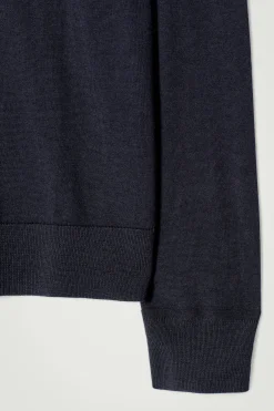 Clearance COS SWETER Z WEŁNY MERINO ZE STÓJKĄ – SLIM FIT Granatowy
