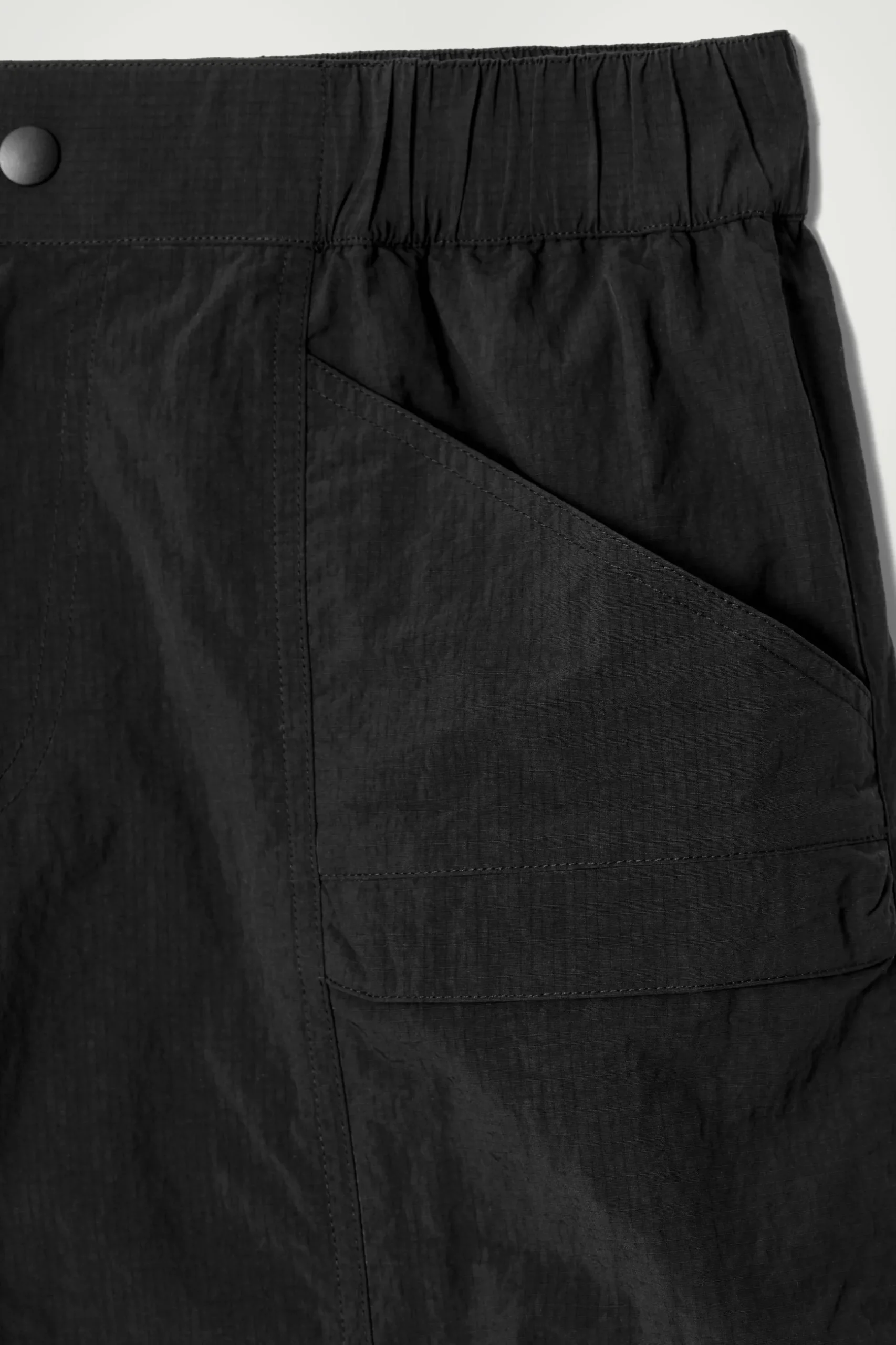 Sale COS SZORTY KĄPIELOWE W STYLU UTYLITARNYM Czarny