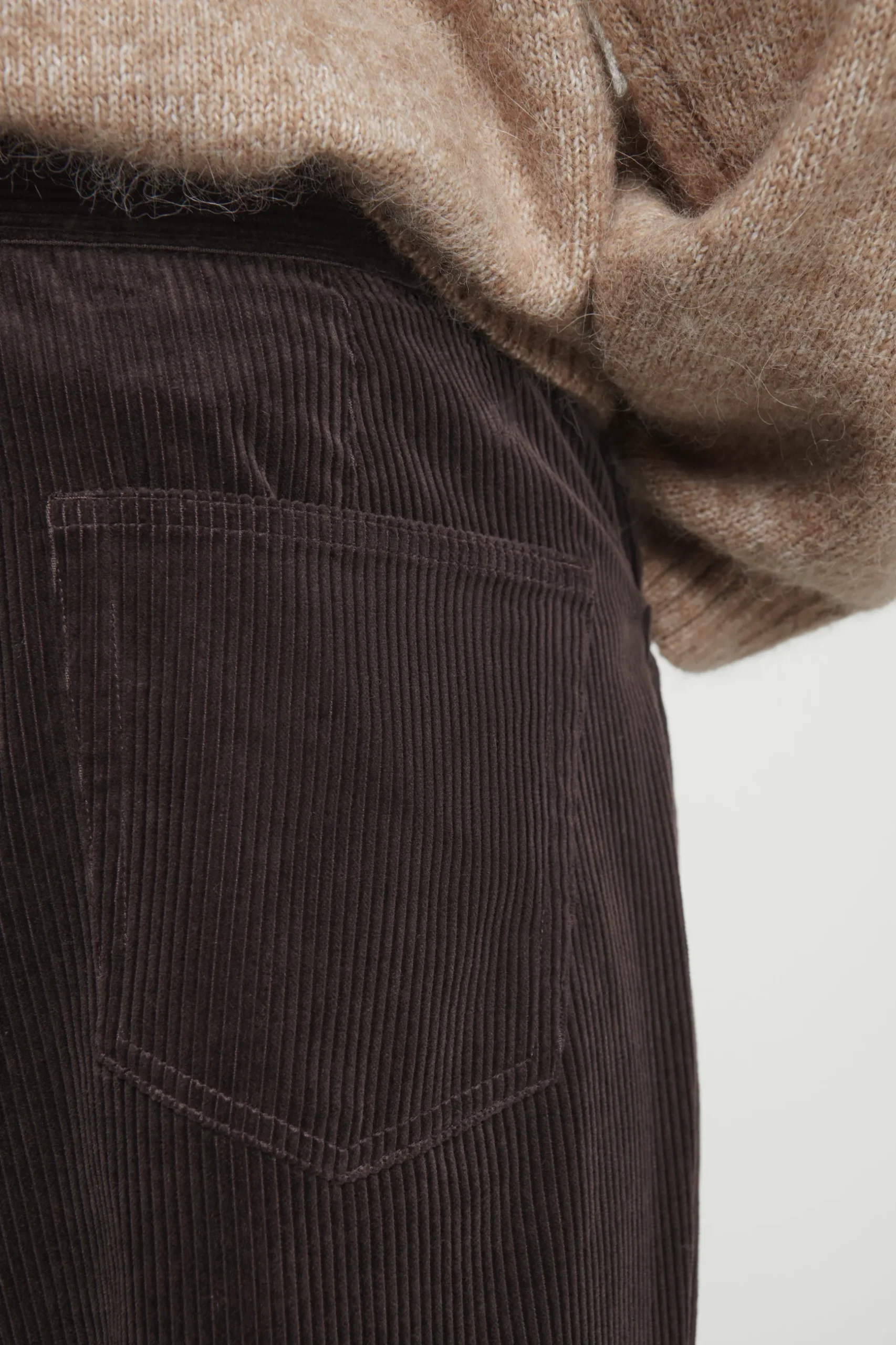 Sale COS SZTRUKSOWE JEANSY „SIGNAUTRE” Z PROSTYMI NOGAWKAMI Ciemnobrązowy