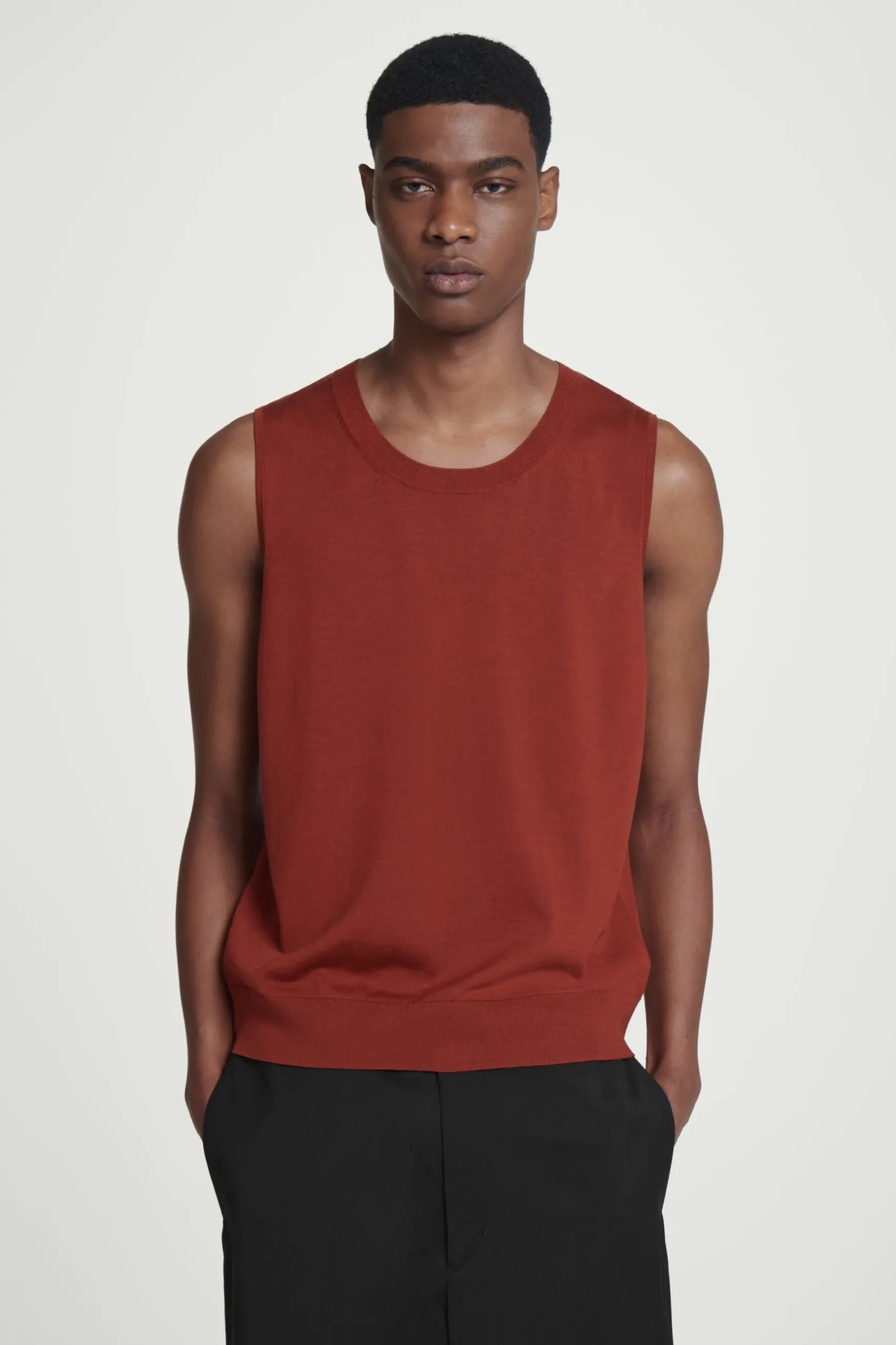 Best COS TOP BEZ RĘKAWÓW Z JEDWABIEM – RELAXED FIT Czerwony