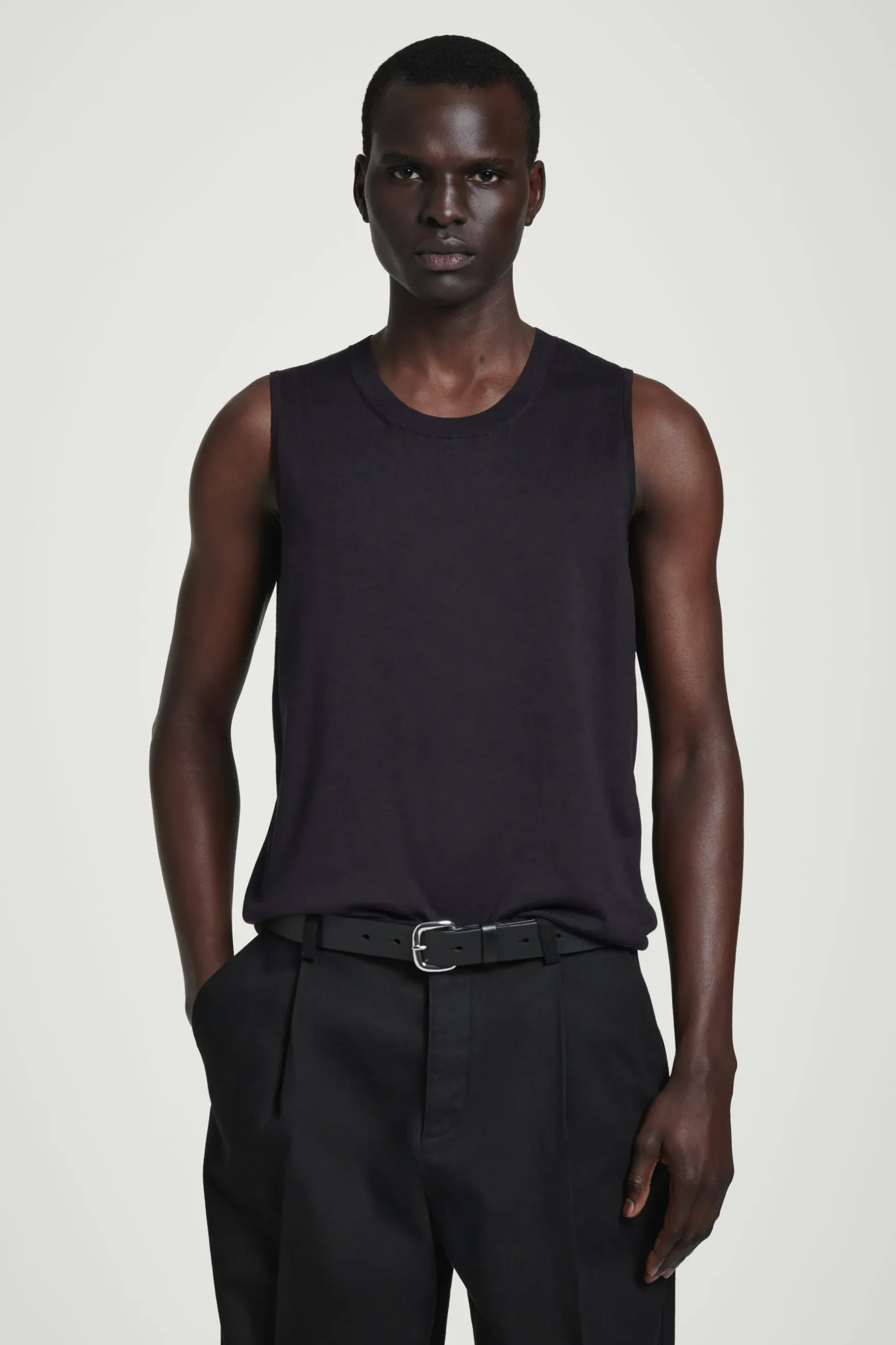 Best COS TOP BEZ RĘKAWÓW Z JEDWABIEM – RELAXED FIT Ciemnobrązowy