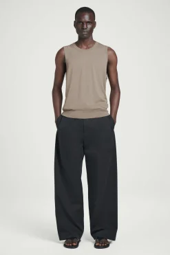 New COS TOP BEZ RĘKAWÓW Z JEDWABIEM – RELAXED FIT Szarobrązowy