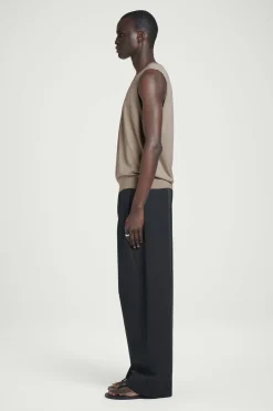 New COS TOP BEZ RĘKAWÓW Z JEDWABIEM – RELAXED FIT Szarobrązowy