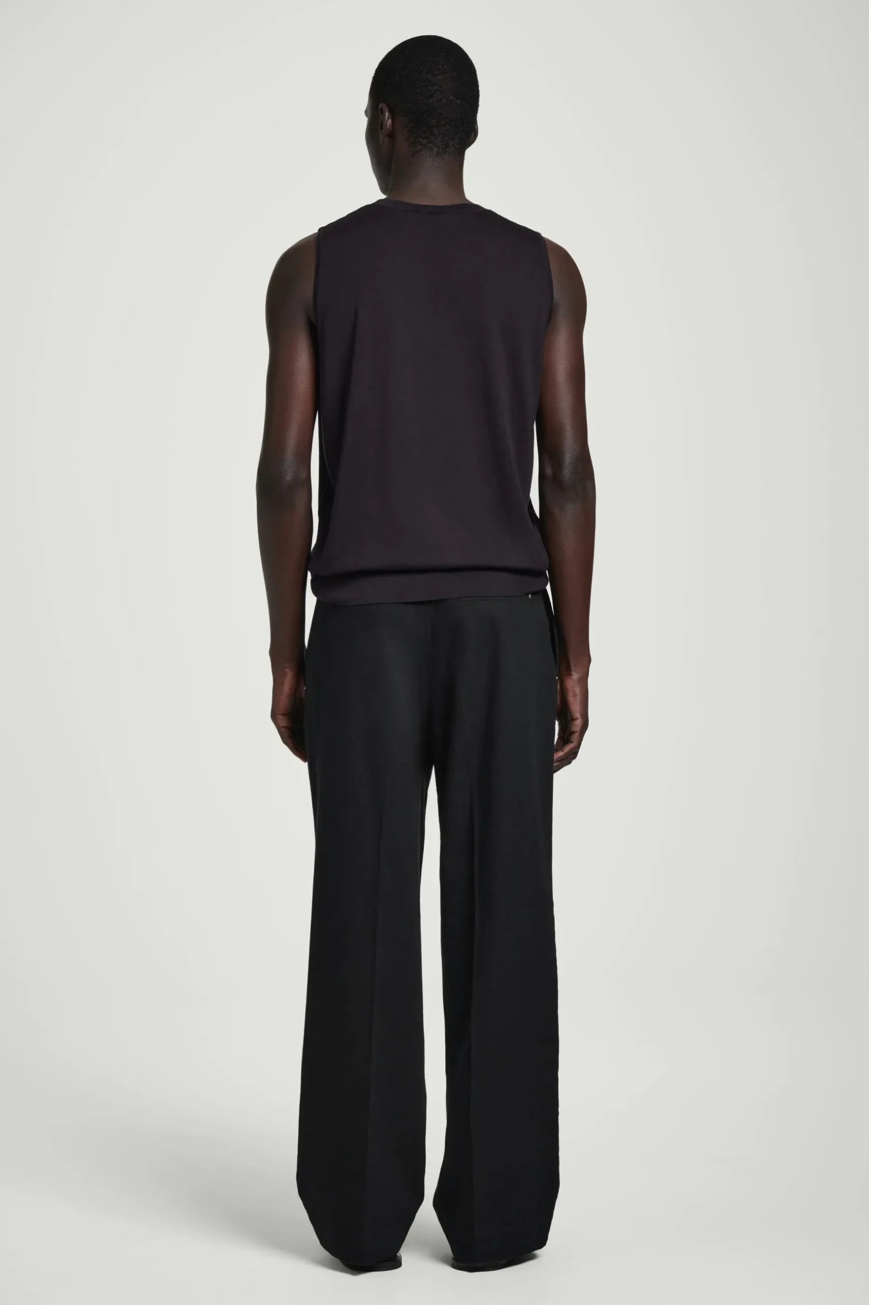 Best COS TOP BEZ RĘKAWÓW Z JEDWABIEM – RELAXED FIT Ciemnobrązowy