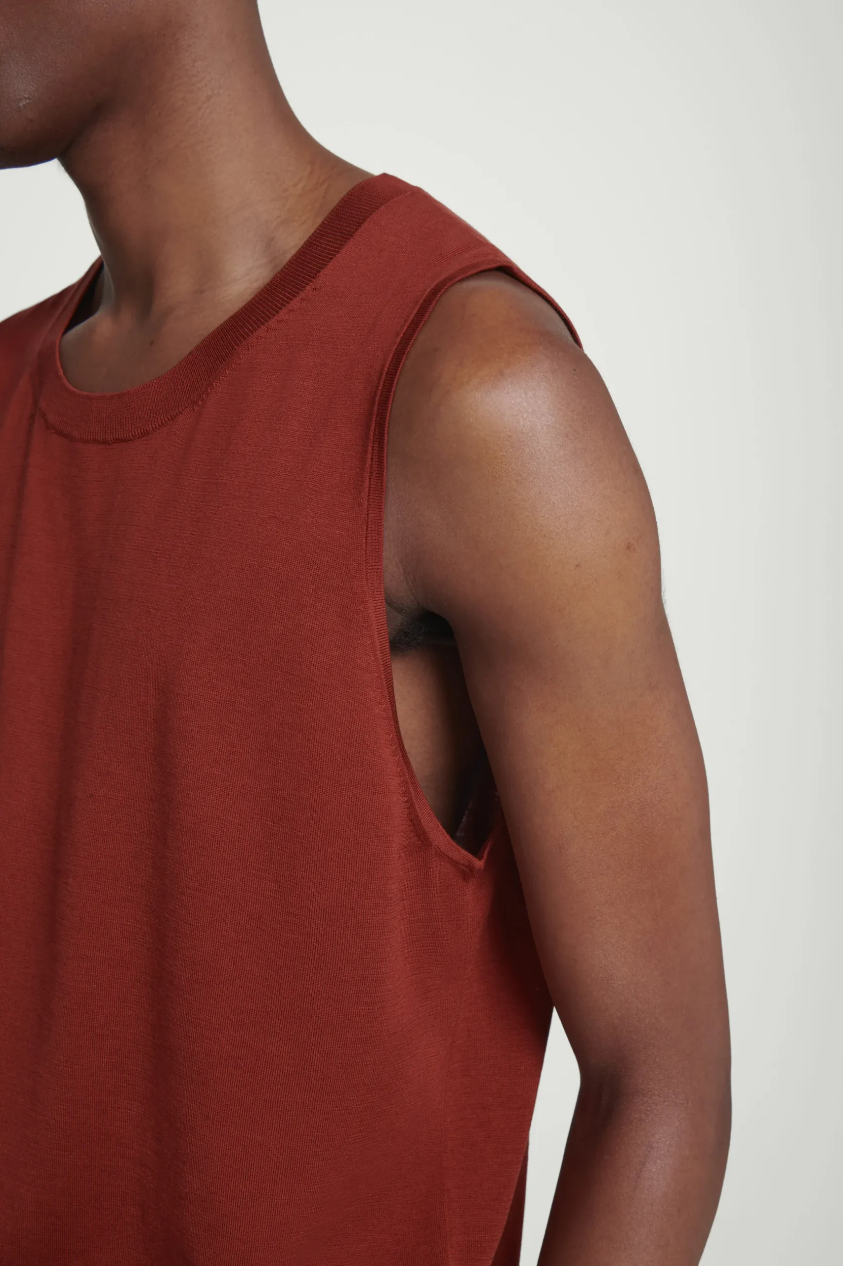 Best COS TOP BEZ RĘKAWÓW Z JEDWABIEM – RELAXED FIT Czerwony
