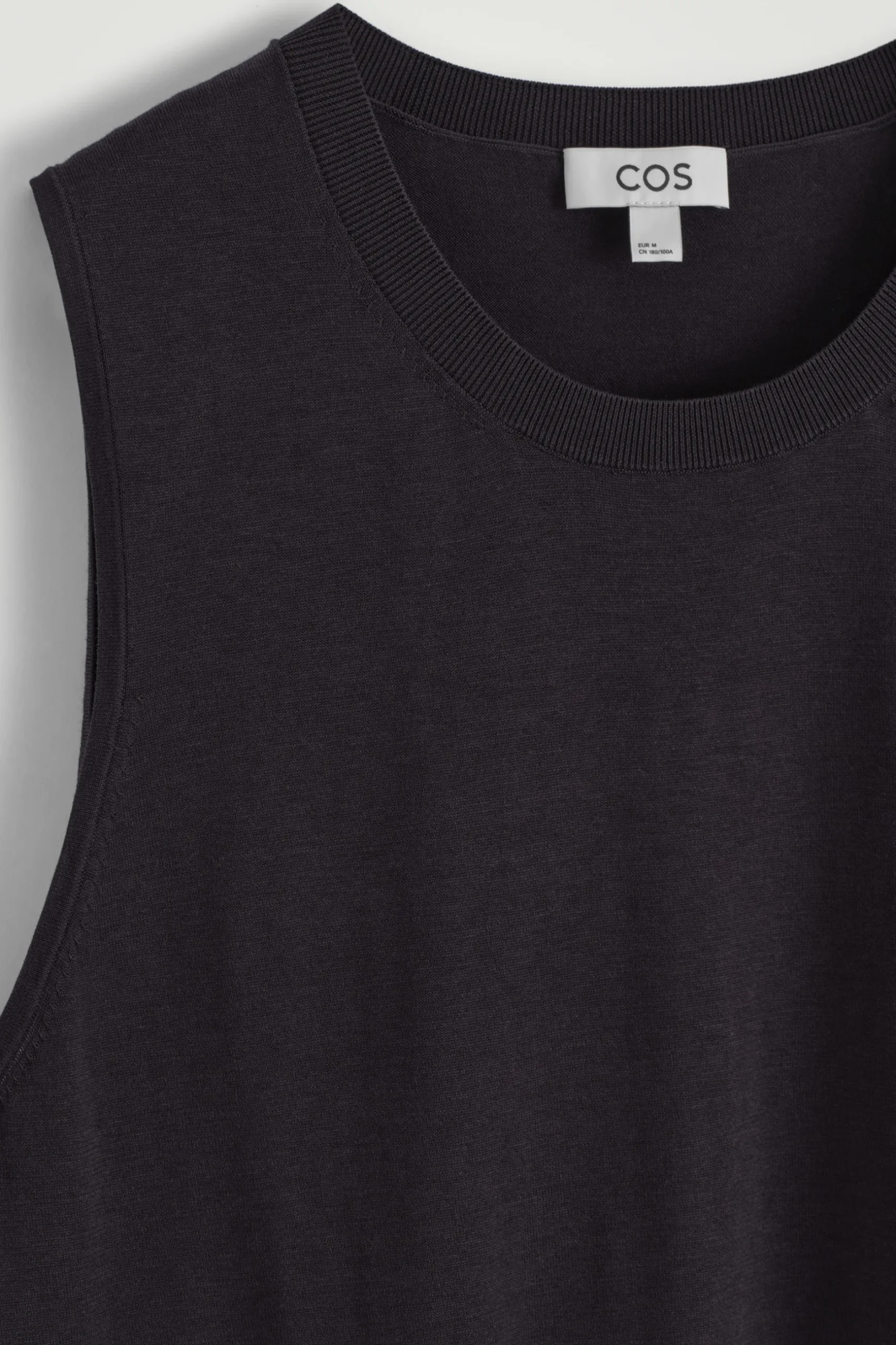 Best COS TOP BEZ RĘKAWÓW Z JEDWABIEM – RELAXED FIT Ciemnobrązowy