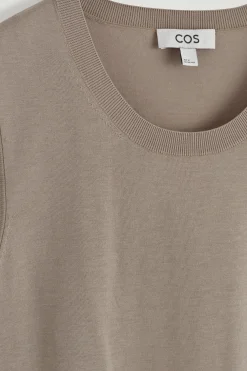 New COS TOP BEZ RĘKAWÓW Z JEDWABIEM – RELAXED FIT Szarobrązowy