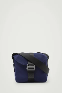 Sale COS TORBA TYPU CROSSBODY Z MATERIAŁU RIPSTOP Ciemnoniebieski