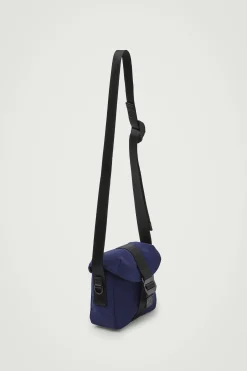 Sale COS TORBA TYPU CROSSBODY Z MATERIAŁU RIPSTOP Ciemnoniebieski