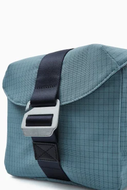 Outlet COS TORBA TYPU CROSSBODY Z MATERIAŁU RIPSTOP