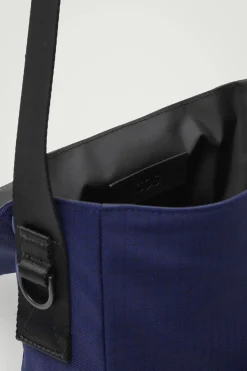 Sale COS TORBA TYPU CROSSBODY Z MATERIAŁU RIPSTOP Ciemnoniebieski