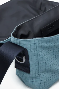 Outlet COS TORBA TYPU CROSSBODY Z MATERIAŁU RIPSTOP