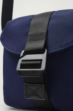 Sale COS TORBA TYPU CROSSBODY Z MATERIAŁU RIPSTOP Ciemnoniebieski