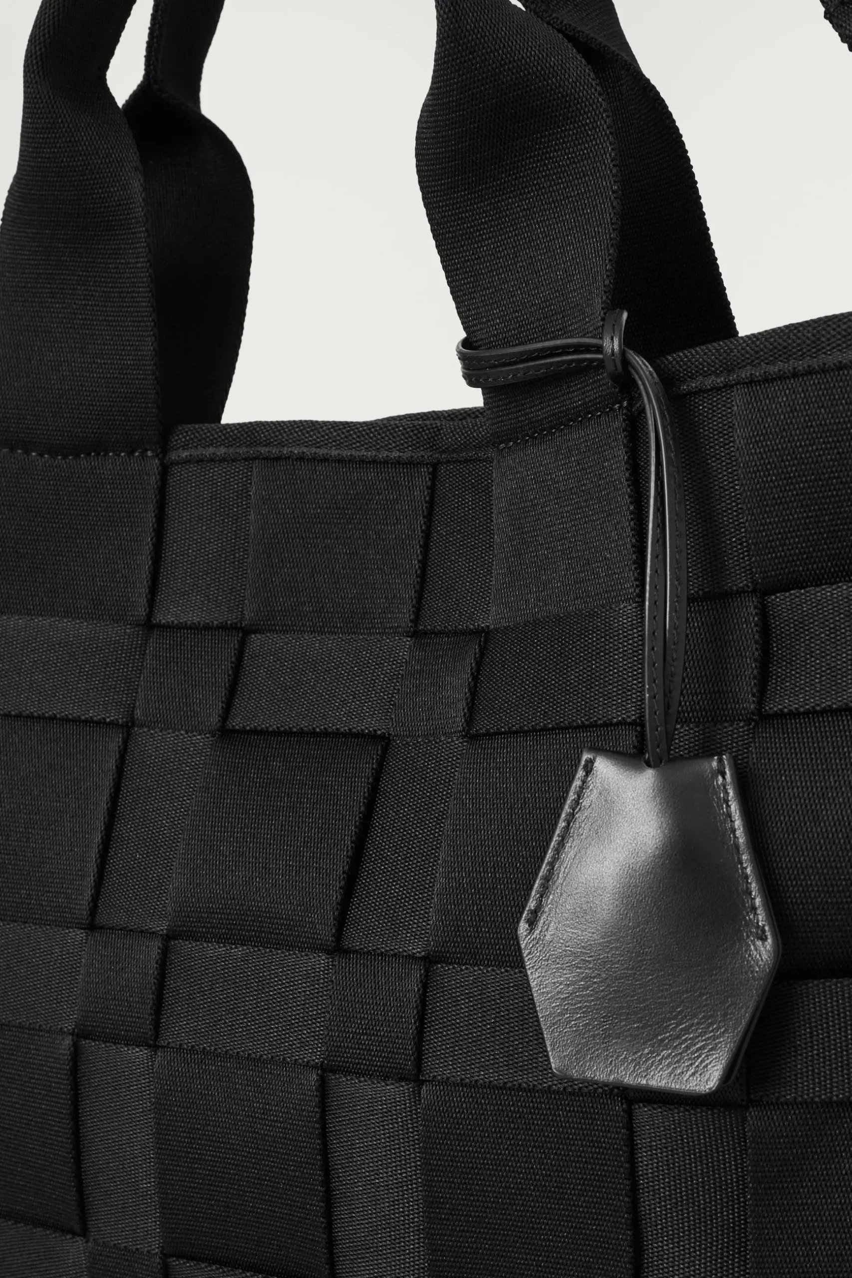 Outlet COS TORBA TYPU TOTE Czarny