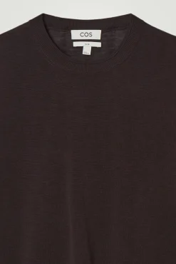 Fashion COS T-SHIRT Z DZIANINY Z JEDWABIEM – SLIM FIT Ciemnobrązowy