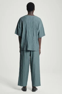Clearance COS T-SHIRT Z MARSZCZONEGO MATERIAŁU – OVERSIZED FIT Niebieski