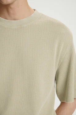 Fashion COS T-SHIRT Z WAFLOWEGO DŻERSEJU – RELAXED FIT Kamień