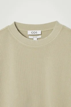 Fashion COS T-SHIRT Z WAFLOWEGO DŻERSEJU – RELAXED FIT Kamień