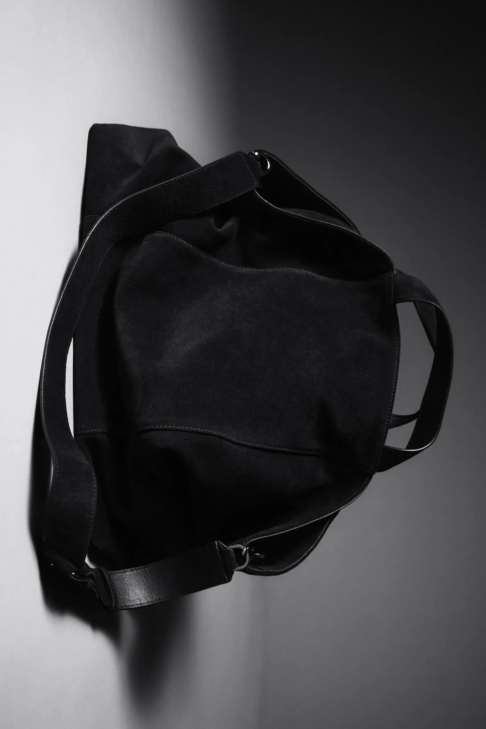 Outlet COS WIELOFUNKCYJNA TORBA ZAMSZOWA TYPU TOTE Czarny