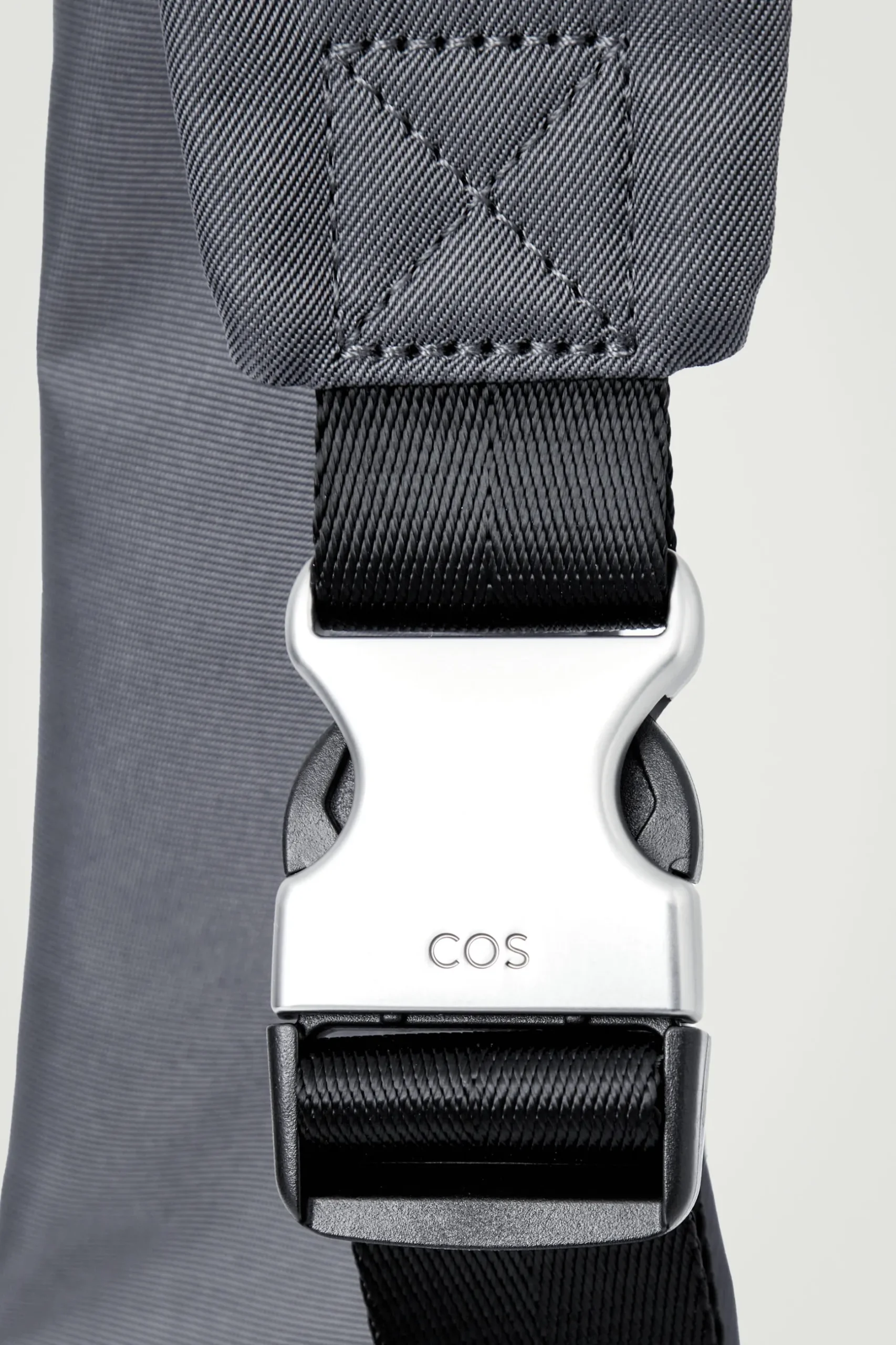 Best COS WODOODPORNA TORBA „SLING” TYPU CROSSBODY Z NYLONEM Szary