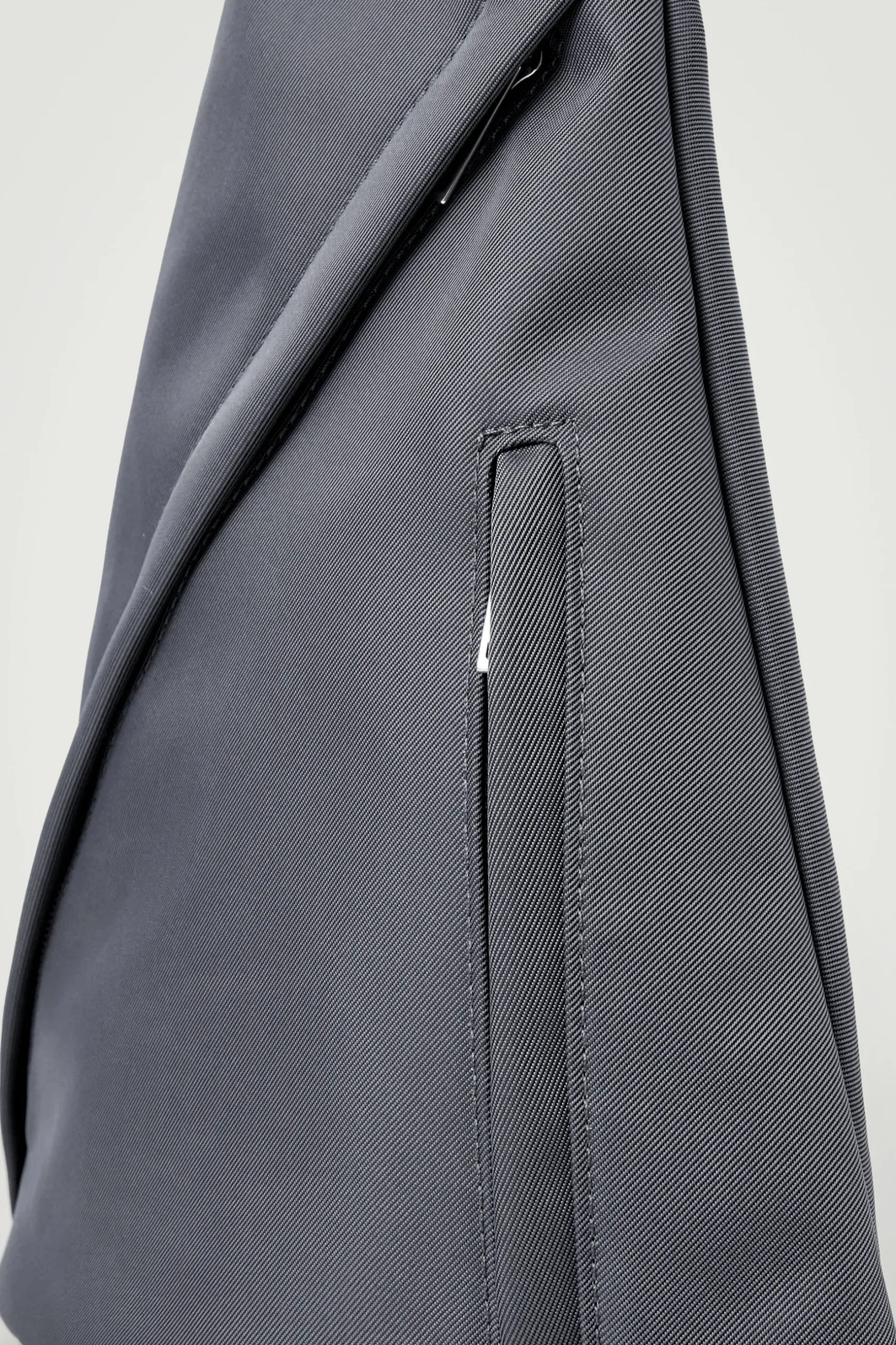 Best COS WODOODPORNA TORBA „SLING” TYPU CROSSBODY Z NYLONEM Szary