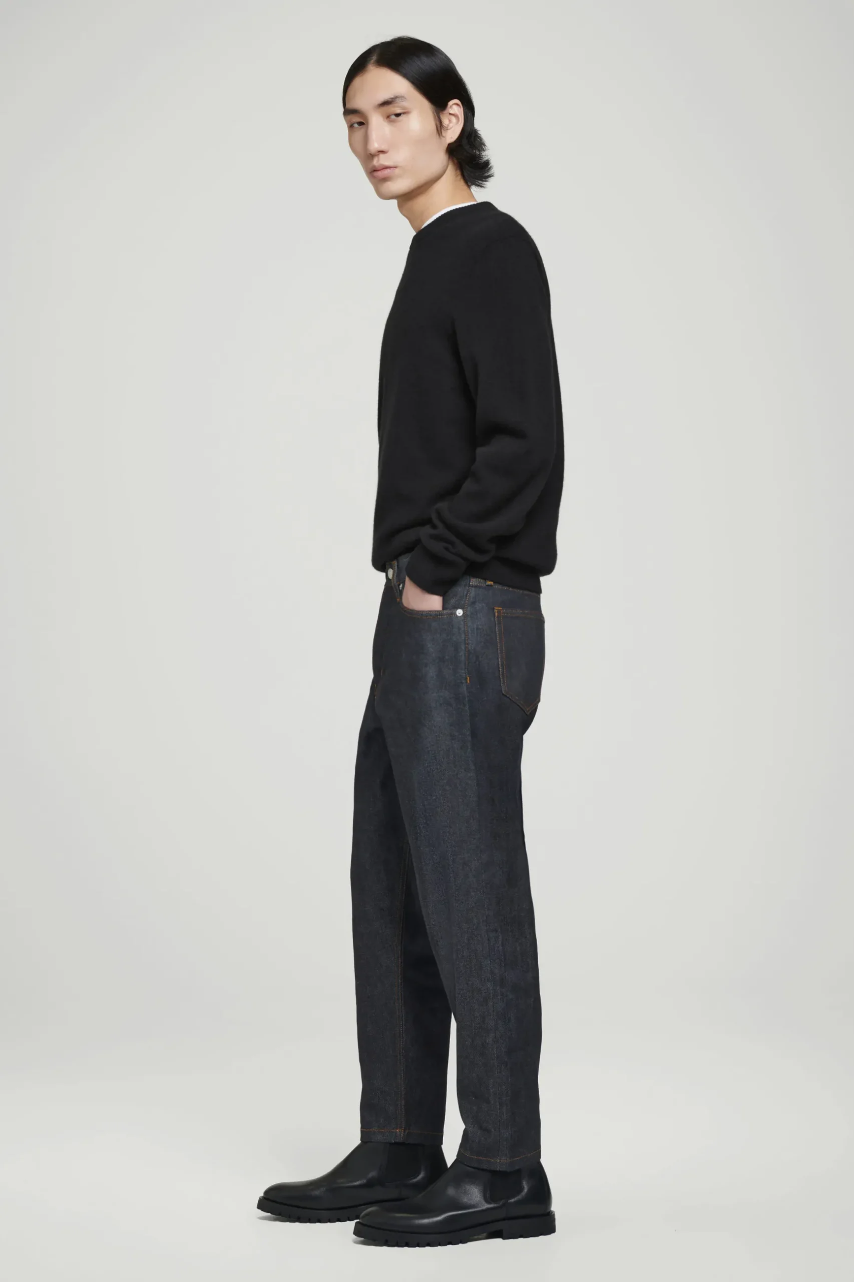 Outlet COS ZWĘŻANE JEANSY MARGIN Z SUROWEGO DENIMU Z KRAJĄ Indygo