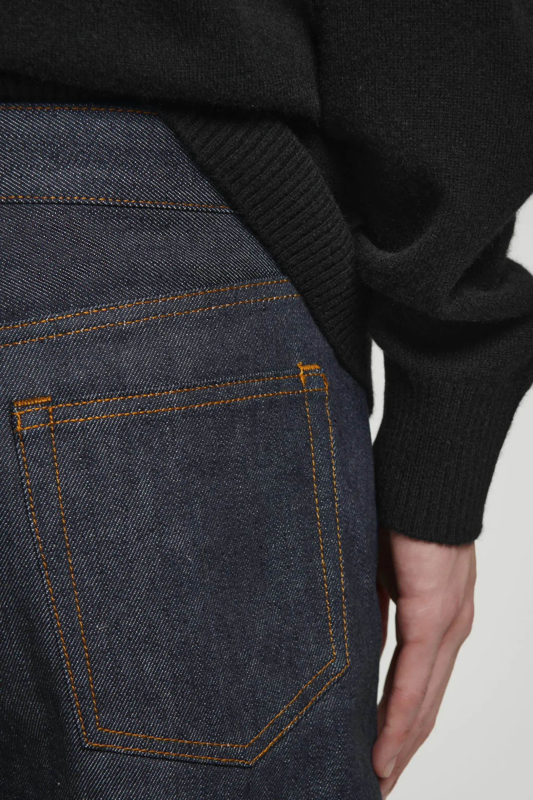 Outlet COS ZWĘŻANE JEANSY MARGIN Z SUROWEGO DENIMU Z KRAJĄ Indygo