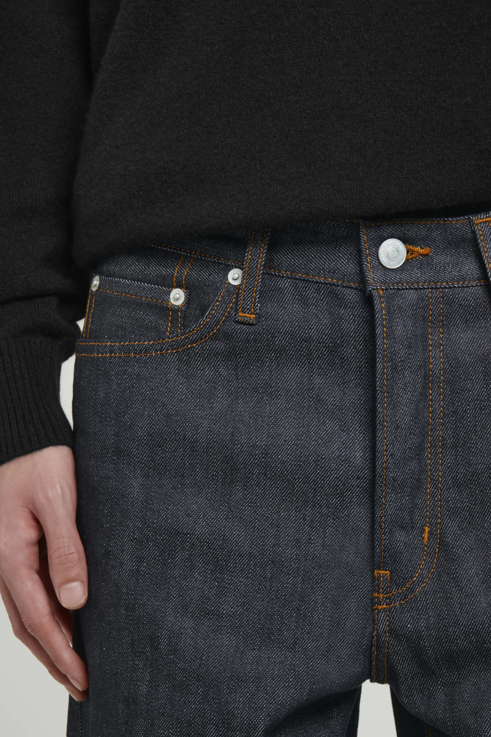 Outlet COS ZWĘŻANE JEANSY MARGIN Z SUROWEGO DENIMU Z KRAJĄ Indygo