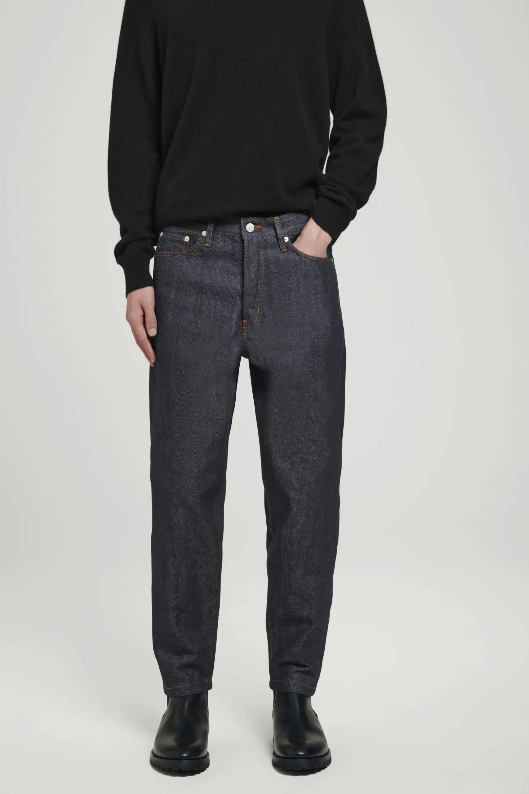 Outlet COS ZWĘŻANE JEANSY MARGIN Z SUROWEGO DENIMU Z KRAJĄ Indygo