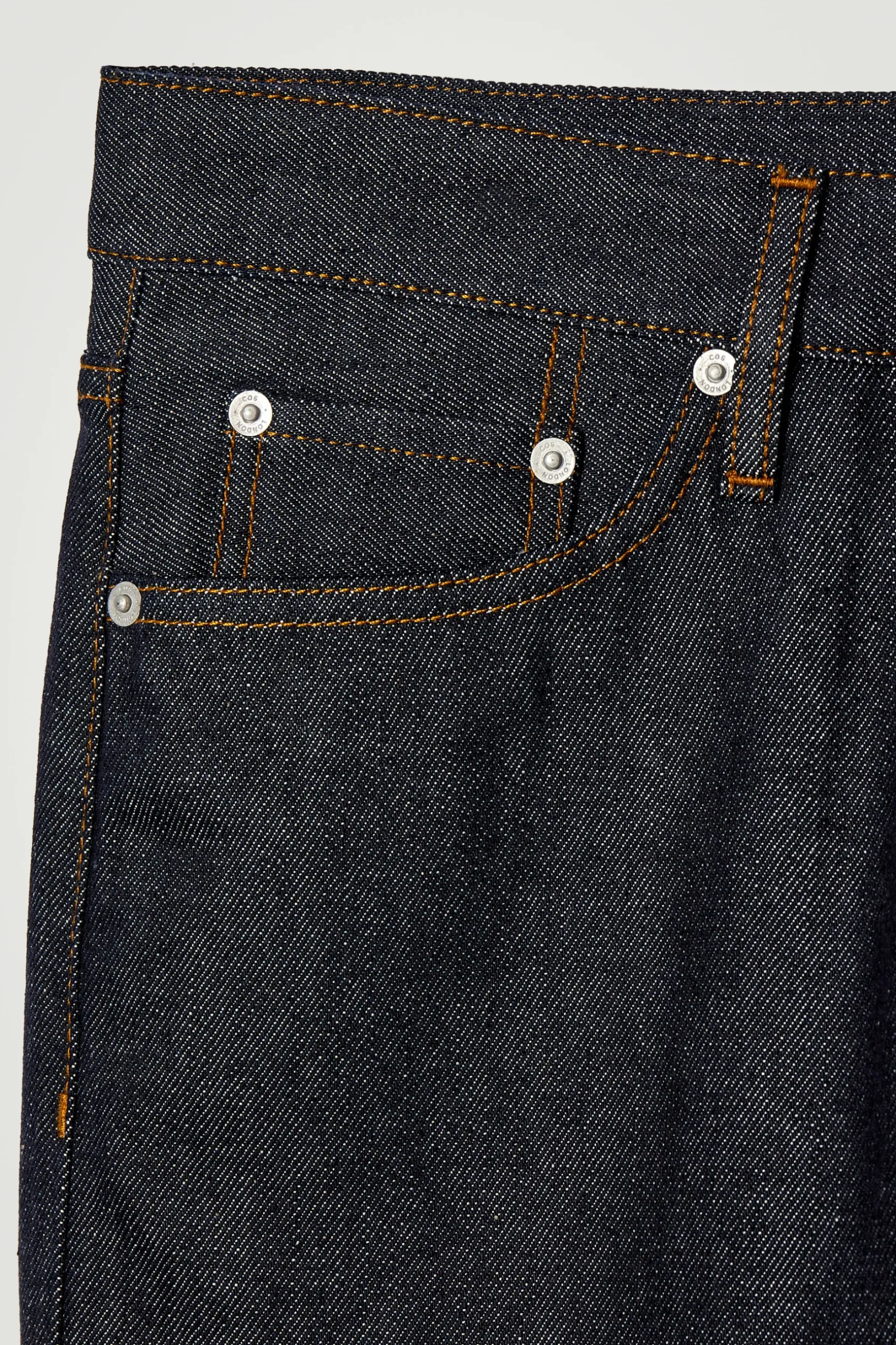 Outlet COS ZWĘŻANE JEANSY MARGIN Z SUROWEGO DENIMU Z KRAJĄ Indygo