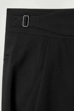 Outlet COS ZWĘŻANE SPODNIE Z WEŁNY HOPSACK – RELAXED FIT Czarny